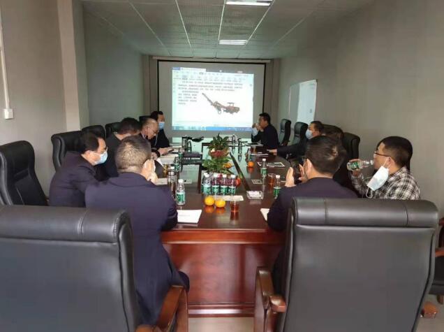 亞舟重工總經(jīng)理進(jìn)行產(chǎn)品及相關(guān)技術(shù)介紹